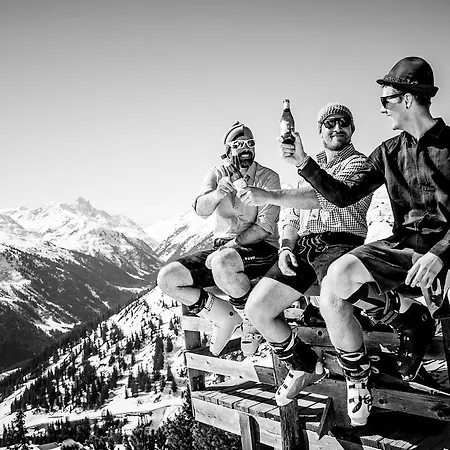 Der Steinbock - 300 Jahre Alte - Tirol Pensión 2*